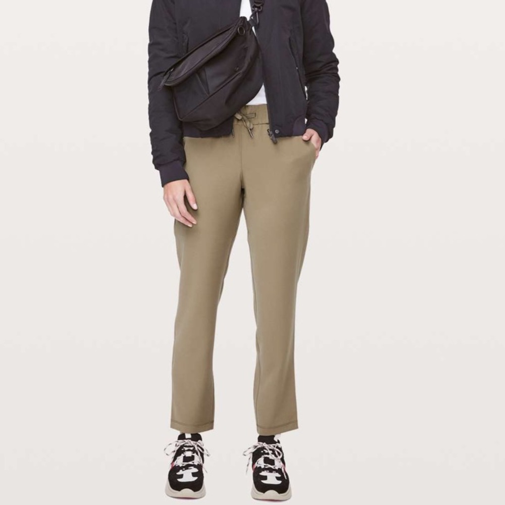 Lululemon On The Fly 7/8 Pant Woven Frontier Tan
Size 6